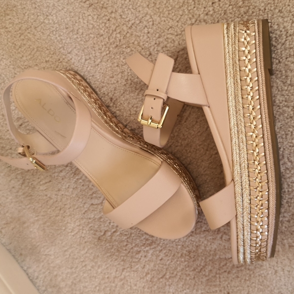 Sandle - Picture 2 of 5